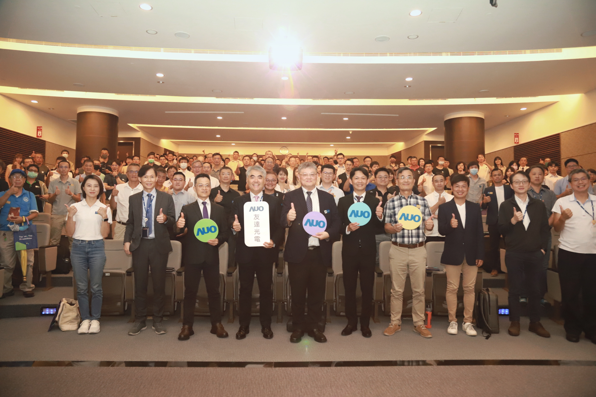 友達光電邀請領域專家共研再生能源發展、電力需求及建築物減碳等議題進行交流，盼共擘綠色永續生態圈的嶄新契機
