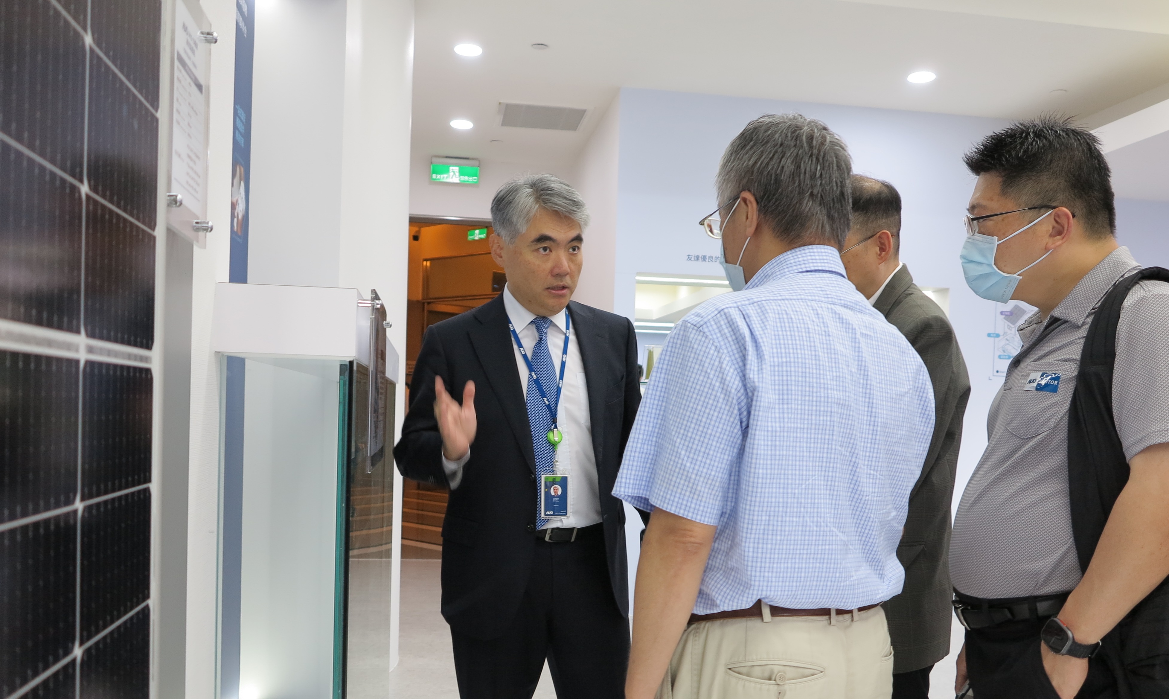 友達光電能源事業群總經理林恬宇分享友達落實太陽能建築一體化目標，協助企業邁向能源轉型的高效能低碳解方。