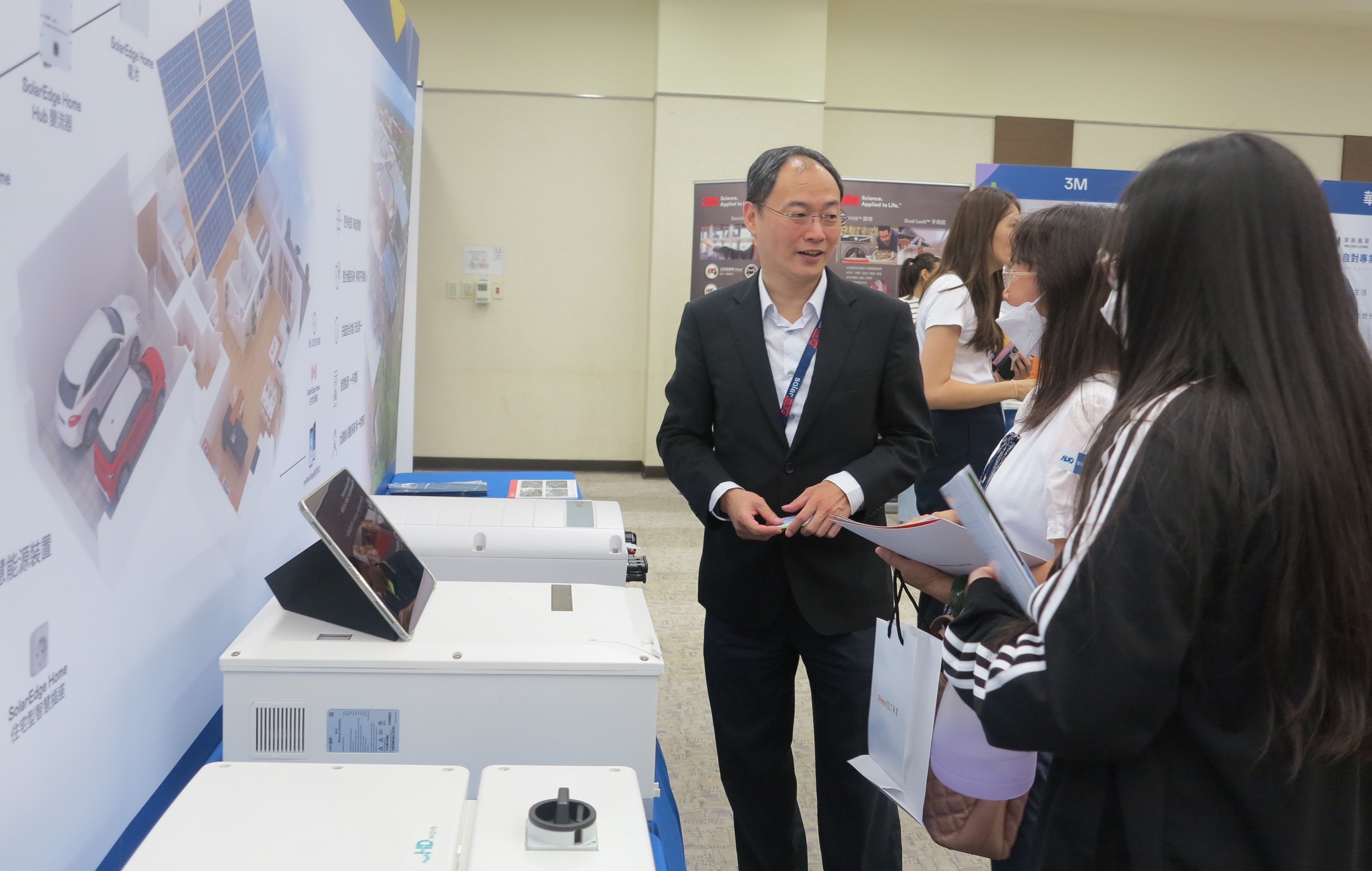 透過研討會產學界緊密交流與分享，提升參與人員借鏡及加深低碳概念，提升綠色能源產業之韌性。