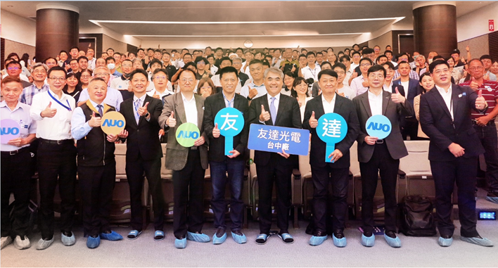 友達以太陽能解決方案領航者，跨足建築領域，4日在台中廠區舉辦「光電建築一體化研討會」，邀請產業先驅共同推動綠化，打造新一代智慧綠建築。